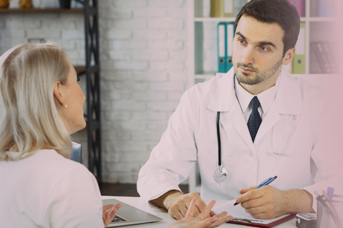 Врач разговаривает с пациенткой